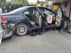 Dwa miesiące za kółkiem i koniec. 18-latek rozbił Volvo na ogrodzeniu