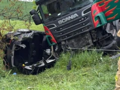 Czołowe zderzenie BMW z ciężarówką na DK40. Policja wyznaczyła objazd