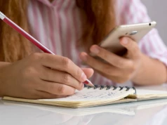MEN doprecyzowuje zakaz telefonów w szkołach. Uczniowie odłożą komórki także poza lekcjami