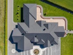 Dach jako element kompozycji bryły. Jak dobrać model dachówki do stylu domu?