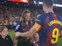 Zapłakana Anna Lewandowska podeszła z córkami. Pożegnanie Roberta ścisnęło za gardło cały stadion