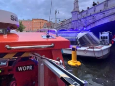 Pod wrocławskim mostem utknął statek. Zobacz zdjęcia z akcji WOPR