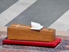 Rzym: do grobu papieża Franciszka wciąż pielgrzymują tłumy