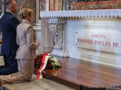 Nawroccy w Watykanie. Oddali hołd Janowi Pawłowi II, w tle rocznica