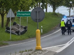 Chcieli tylko uciec przed zatorem na krajówce. Dwieście metrów dalej leżeli na dachu. Kolejne informacje