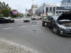 Sportowe Suzuki zderzyło się z Toyotą Prius przewozu na aplikację. Motocyklista w szpitalu