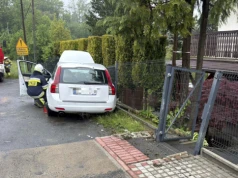 Auto uderzyło w ogrodzenie w Łazach. Droga była całkowicie zablokowana