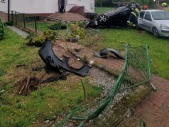 Niebezpieczny weekend w powiecie zamojskim. Pijany kierowca, dachowanie Audi i Volkswagen rozbity na drzewie