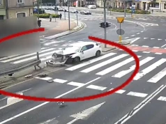 Uderzył w barierę ochronną na przejściu dla pieszych