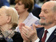 Macierewicz nie ma prawa jazdy, ale dalej wydaje pieniądze na auto. W 2025 roku to 16 tys. zł