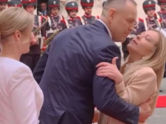 Meloni z "gestem sztyletu" wobec Nawrockiego. Prezydent był za to bardzo wylewny