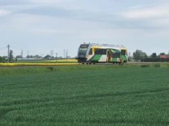 Kierujący pojazdem dostawczym wjechał pod szynobus
