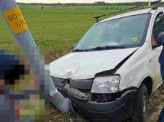 Uderzył w w przydrożną lampę