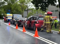 Uwaga! Utrudnienia na trasie 307 Poznań – Buk. Zderzenie kilku pojazdów w Sierosławiu