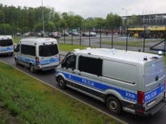 Podczas niedzielnego meczu pseudokibice GKS-u Katowice odpalili race. Policja identyfikuje sprawców