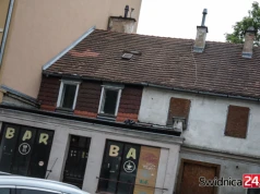 Dawniej mieściła się tam popularna gospoda i bar „U Michała”. Niszczejący budynek zostanie zburzony
