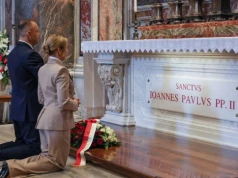 Prezydent Karol Nawrocki oddał hołd św. Janowi Pawłowi II. Złożył kwiaty na grobie Papieża w jego 106. rocznicę urodzin