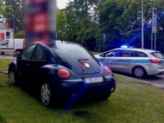 Pijani kierowcy. Zasnął na stacji paliw. Uderzyła w pylon