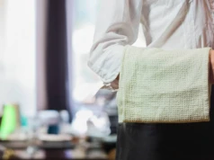 "Jeśli nie stać cię na napiwek, nie stać cię, żeby tu jeść". Komunikat restauracji oburzył internautów