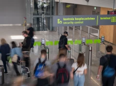 Zażartowali na lotnisku, że mają bomby. Strażnicy nie mieli dla nich litości