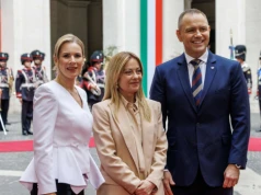 Giorgia Meloni wybrała modny oversize, a Nawrocka? Patrzyli na jej nogi