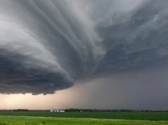 Burze i silny wiatr nad Polską. Są alerty IMGW