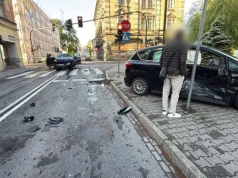 Groźna kraksa dwóch samochodów w centrum miasta. Jeden z pojazdów z impetem wpadł na chodnik