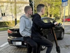 Policja szuka dwóch młodych mężczyzn. Po kolizji w Rzeszowie odjechali z miejsca zdarzenia