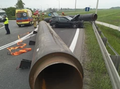 Wypadek jak z filmu na polskiej drodze. Kilkutonowe rury uderzyły w Mercedesa