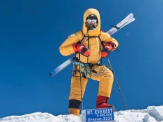 Bartek Ziemski zjeżdża na nartach z Everestu