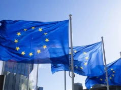 Bruksela rozważa rozszerzenie opłat emisyjnych na loty poza UE