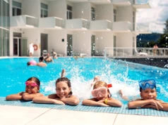 Rodzinne wakacje bez kompromisów. Góry, aquapark i relaks w jednym miejscu w Crystal Mountain