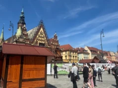 Jarmark już teraz wraca na wrocławski Rynek. Domki już stoją