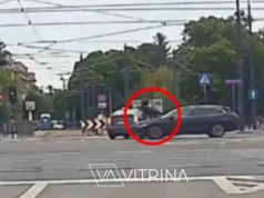 Nagranie z wypadku motocyklisty w centrum Warszawy obiega sieć. Zobacz, jak to wyglądało