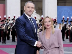 „Gest sztyletu” Giorgii Meloni wobec prezydenta Nawrockiego. Co naprawdę wydarzyło s…