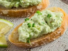 Do zielonej pasty dodaję porcję białka. Idealne śniadanie na wymagający dzień