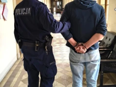 Uciekał przed policjantami, był agresywny i pobudzony. Usłyszał zarzuty