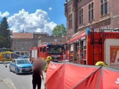 Samochód uderzył w budynek. Pasażerka nie żyje, pieszy odskoczył w ostatniej chwili