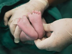 Coraz więcej położnych traci pracę. Ministerstwo Zdrowia chce przebranżowienia