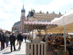 Rynek Główny w Krakowie pełen stoisk i rękodzieła. Kiermasz potrwa do 24 maja