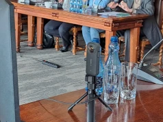 Kamerka na stole prezydialnym podzieliła chojnickich radnych. Część z nich była oburzona