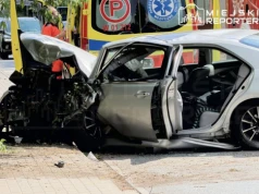 Toyota uderzyła w płot i drzewo. Policja szuka pozostałych dwóch uczestników zdarzenia
