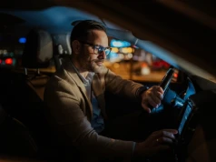 Długa nocna trasa? Odpal te trzymające w napięciu audioseriale i sprawdź, jak zwalczyć senność za kółkiem