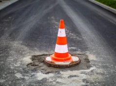 Nowy asfalt i siatka wzmacniająca. Drogowcy wchodzą na DW 235, ale kierowców czeka ciężkie lato