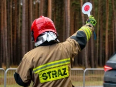 Nowe przepisy dla kierowców. Strażak na drodze jak policjant