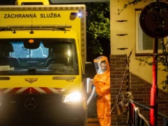 Ratownicy w specjalnych kombinezonach, 3-tygodniowa izolacja. Miał kontakt z Ebolą