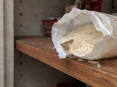 Wlej do małej miski i postaw między produktami. Mole spożywcze szybko znikną z kuchni