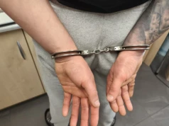 Agresywny 28-latek zatrzymany. Groził kobiecie nożem i zaatakował policjantów