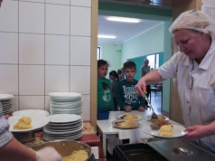 Bezpłatne posiłki w szkołach wpływają na zachowanie uczniów