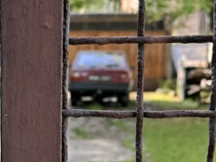 Pojechali po starego Poloneza. Utknęli w oknie